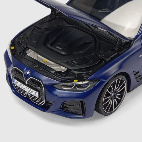 Miniatura BMW i4 M50 G26 1:18 – Frozen Portimao Blue, model kolekcjonerski