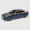 Miniatura BMW i7 G70 1:18 – Oxide Grey/Tanzanite Blue, Minichamps